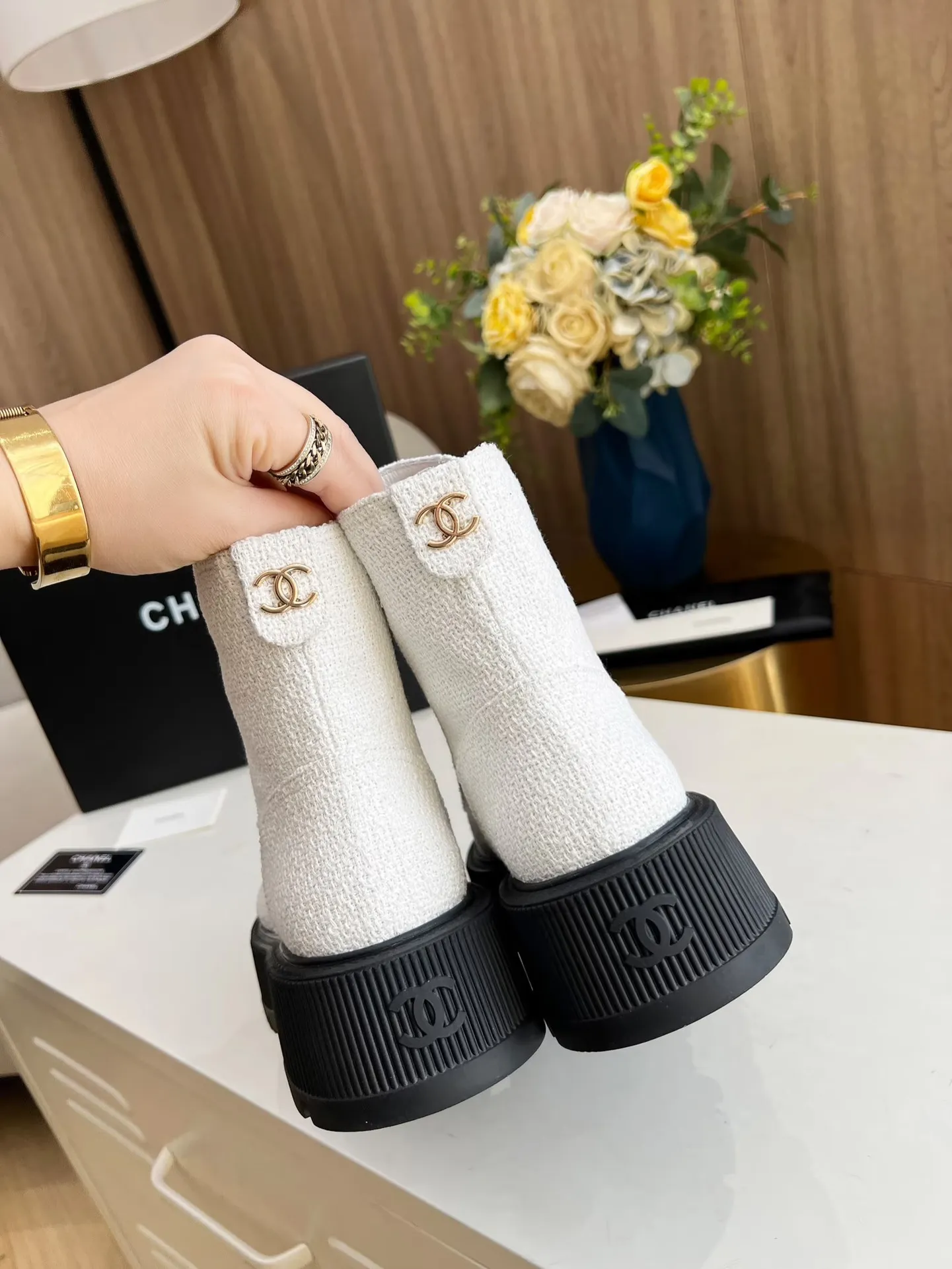 👟👟Ex-factory price 560👟👟 The original model of the new autumn and winter Chanel ankle boots✅ The strap design is super easy to put on and take off, the toe logo is electro-embroidered, the tongue is also a metal brand logo, fabric: special material, lining/foot pads: cow lining, ultra-light rubber non-slip and wear-resistant outsole, color: black, white, blue, code number: 34-41 (34, 41 need to be customized) Packaging: cloth bag card